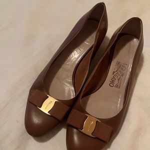 Salvatore Ferragamo Vera Leather Bow Pumps with Gold size 8.5
